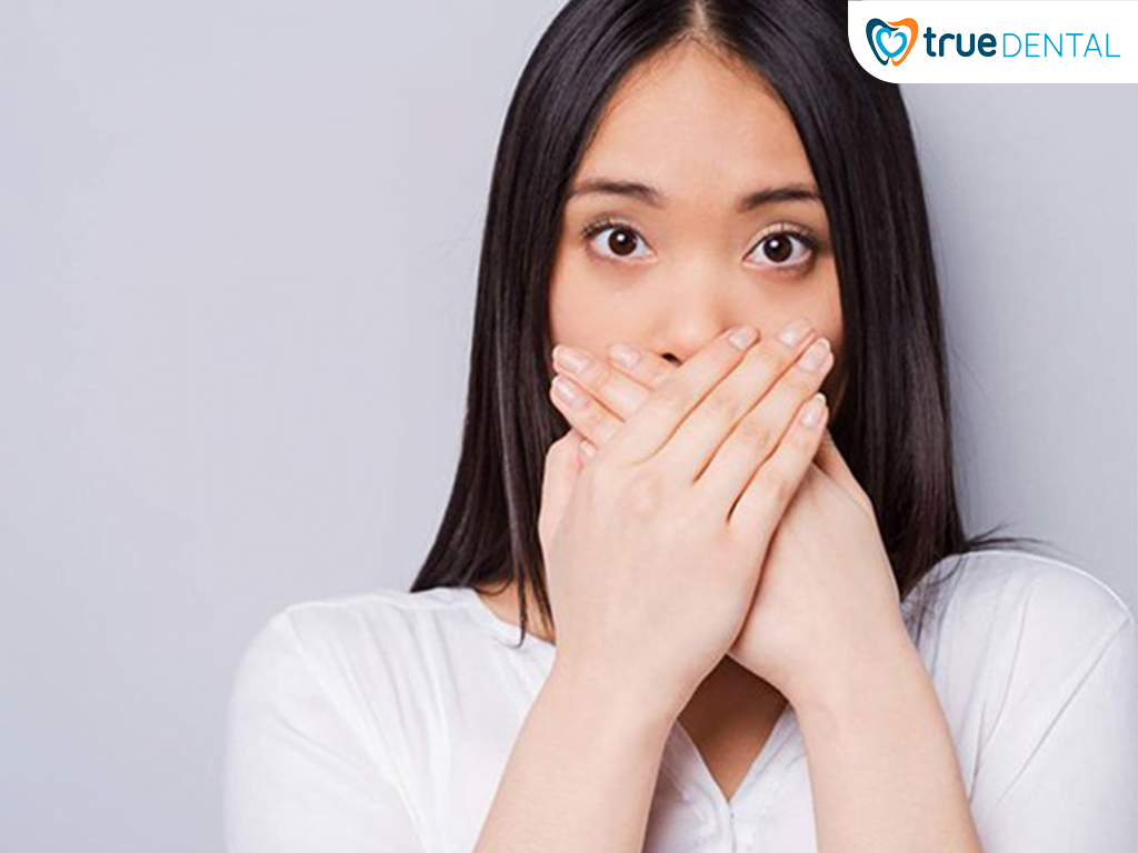 CÁC BỆNH LÝ RĂNG MIỆNG THƯỜNG GẶP: NGUYÊN NHÂN VÀ CÁCH ĐIỀU TRỊ? 2 Hôi miệng là bệnh lý răng miệng gây ra nhiều phiền toái khi giao tiếp