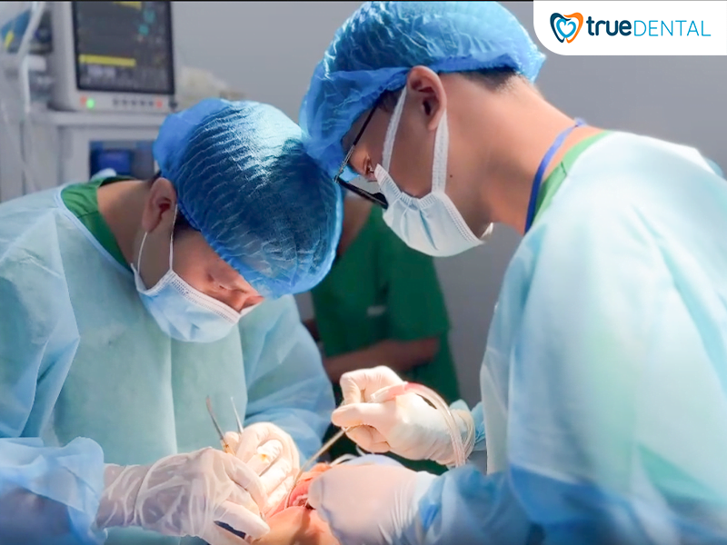 HINH 2. BAC SI CAM IMPLANT