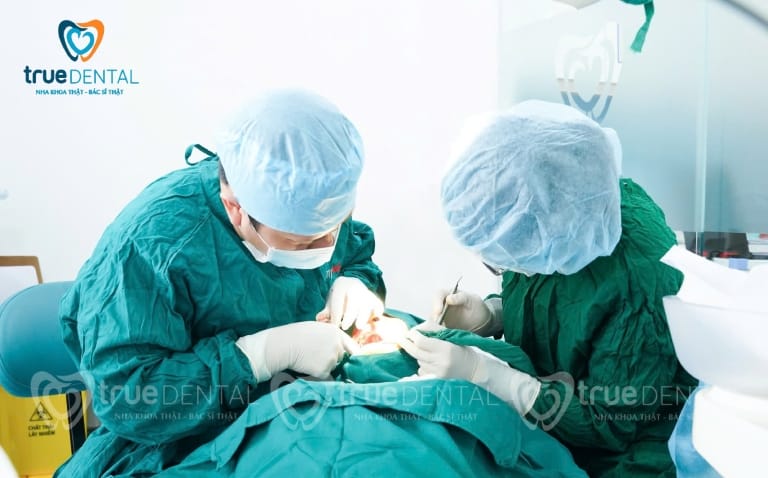 CẤY GHÉP IMPLANT CÔNG NGHỆ GST VÀ IMPLANT TRUYỀN THỐNG: NÊN CHỌN LOẠI NÀO? 1 trồng răng implant công nghệ gst và implant truyền thống