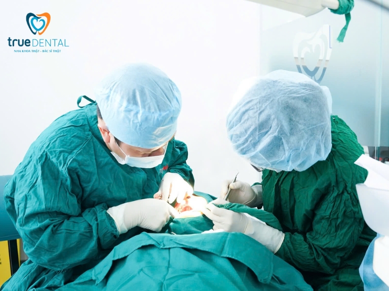 SAU KHI NHỔ RĂNG BAO LÂU THÌ CÓ THỂ CẤY GHÉP IMPLANT ĐƯỢC? 3 Cấy implant ngay sau khi nhổ răng