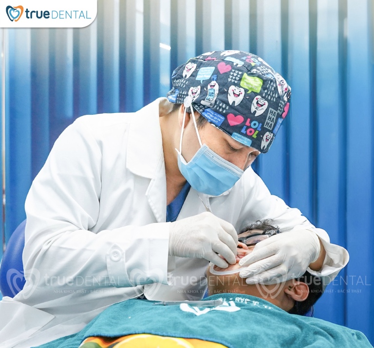 LẤY CAO RĂNG CÓ TỐT KHÔNG? LỢI ÍCH VÀ QUY TRÌNH THỰC HIỆN CHUẨN Y KHOA 4 Quy trình lấy cao răng chuẩn y khoa tại True Dental