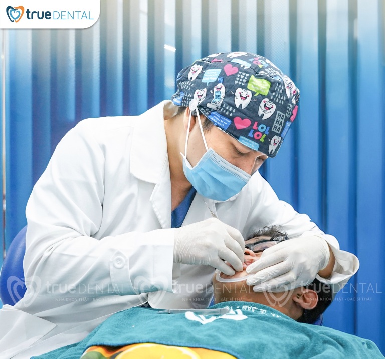 Band niềng răng là gì? Gắn có đau không và công dụng 4 Quy trình lấy cao răng khi đang niềng răng