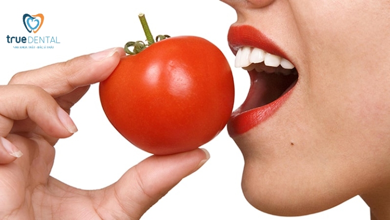 Cách làm trắng răng tại nhà hiệu quả, đơn giản nhanh nhất 11 Làm rắng răng bằng cà chua