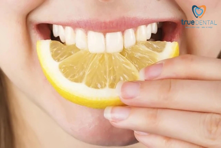 Cách làm trắng răng tại nhà hiệu quả, đơn giản nhanh nhất 5 Làm trắng răng bằng chanh tại nhà