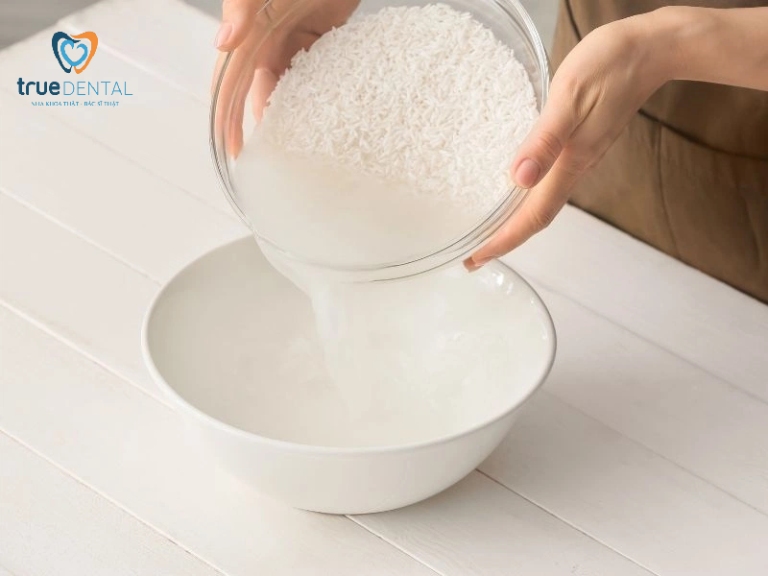Cách làm trắng răng tại nhà hiệu quả, đơn giản nhanh nhất 9 Làm trắng răng tại nhà bằng nước vo gạo