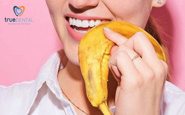 Cách làm trắng răng tại nhà hiệu quả, đơn giản nhanh nhất 2 Sử dụng vỏ chuối để làm trắng răng tại nhà