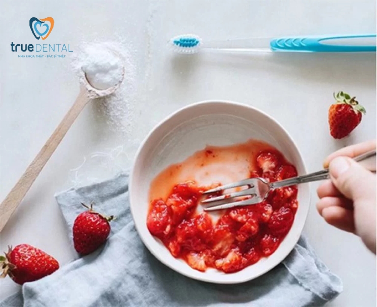 Cách làm trắng răng tại nhà hiệu quả, đơn giản nhanh nhất 14 Tẩy trắng răng ố vàng bằng dâu tây
