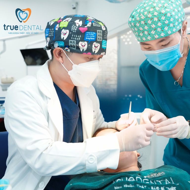 Niềng răng trong suốt giá bao nhiêu? Cập nhật bảng giá 2025 4 Bác sĩ có chuyên môn tốt sẽ đảm bảo quá trình niềng răng hiệu quả hơn, chi phí niềng cũng sẽ "nhỉnh" hơn trong một số trường hợp