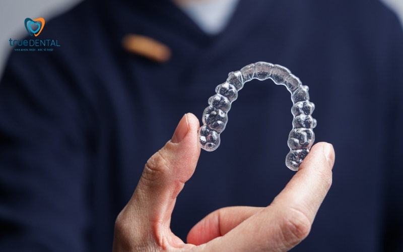 Niềng răng trong suốt được làm từ chất liệu gì