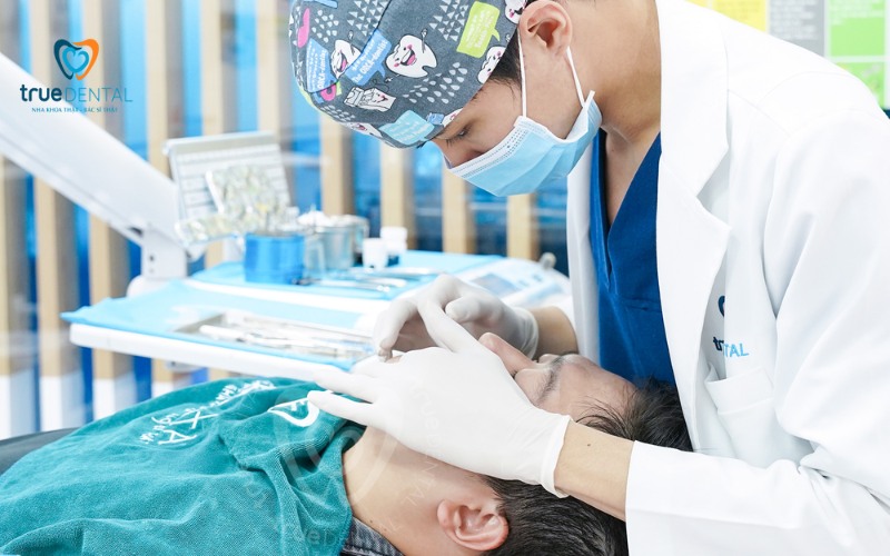 Răng khôn mọc lệch có nên nhổ không