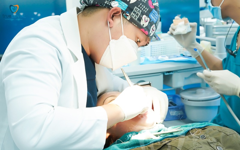 cách chọn răng sứ thích hợp cho người cao tuổi