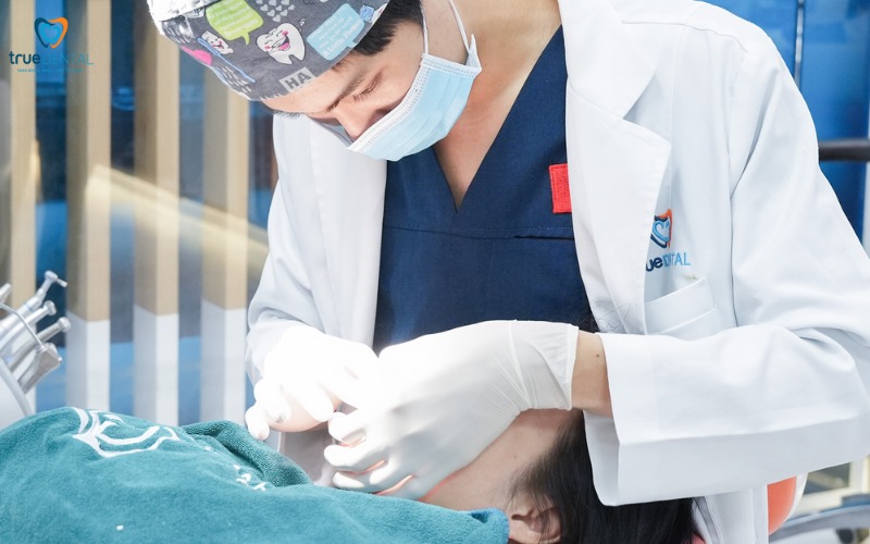 niềng răng invisalign cho răng khấp khểnh