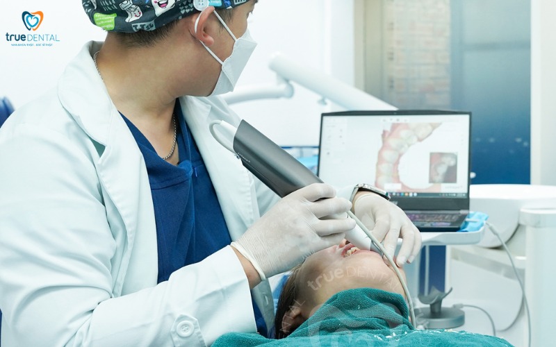 niềng răng invisalign cho răng khấp khểnh
