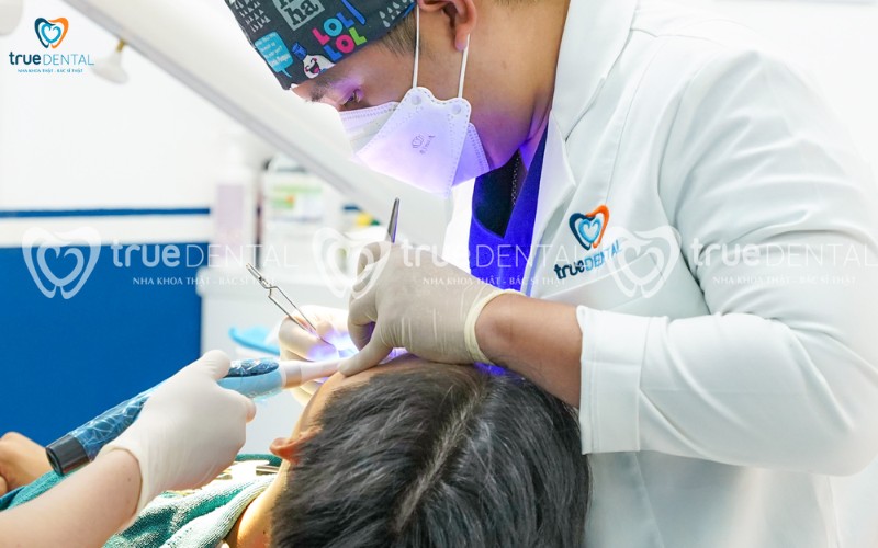Rủi ro khi bọc răng sứ ở người bị viêm lợi
