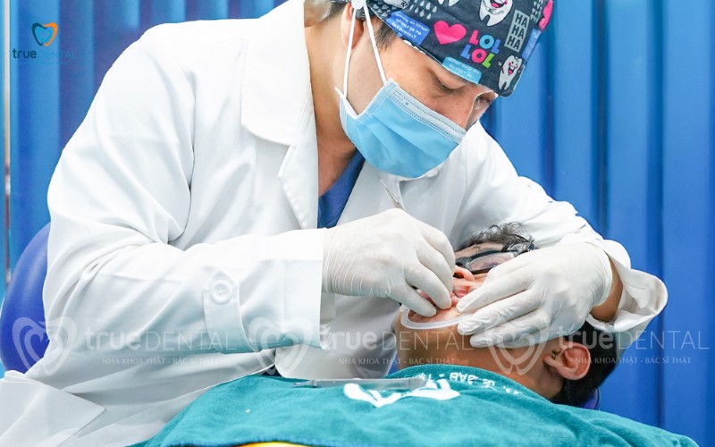 Cách chăm sóc implant sau phẫu thuật tại nhà