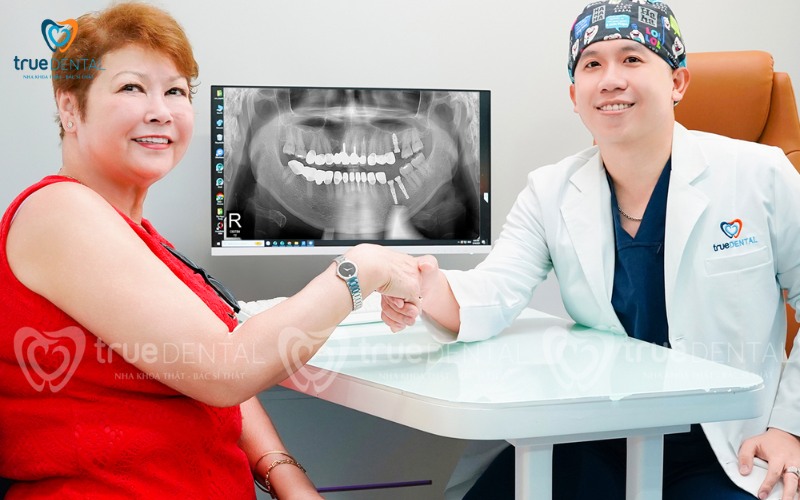 Bọc răng sứ ở người trung niên có an toàn không? 4 Giá tham khảo bọc răng sứ ở người trung niên năm 2026 tại TP.HCM