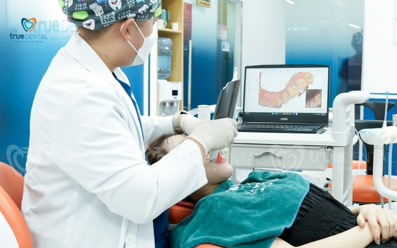 Bọc răng sứ ở người trung niên có an toàn không? 1 Lợi ích thẩm mỹ vượt trội khi bọc răng sứ ở người trung niên