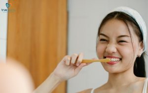 Cách vệ sinh răng sứ hàng ngày