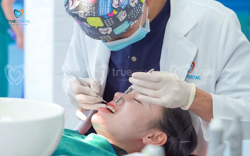 Cạo vôi răng bằng tay là gì - Giải đáp chi tiết từ chuyên gia True Dental 12 Cạo vôi răng bằng tay có đau không và những ai cần thực hiện