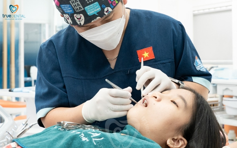 Theo dõi tình trạng sưng đau sau nhổ răng