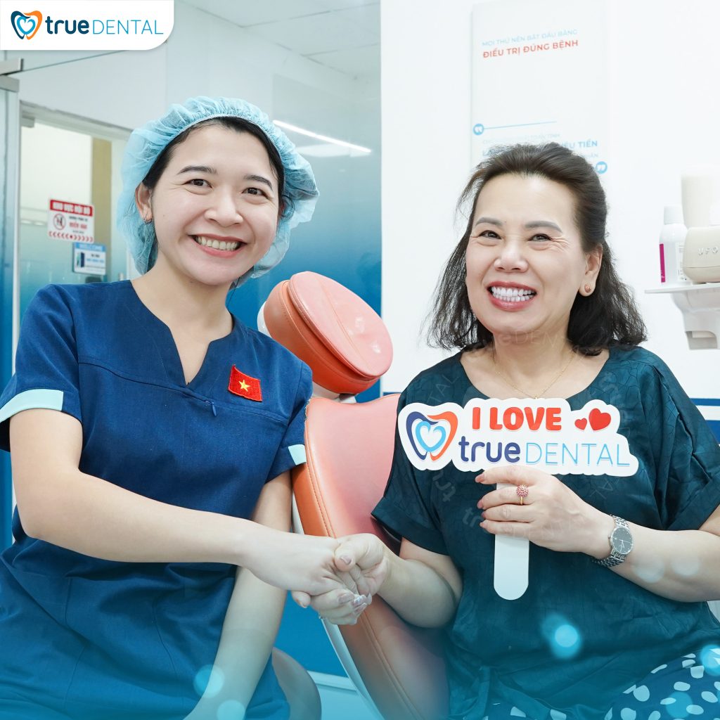 Bọc sứ thẩm mỹ khách hàng True Dental hài lòng không? Đánh giá thực tế từ bác sĩ và bệnh nhân 2 khách hàng bọc sứ thẩm mỹ tại True Dental nói gì