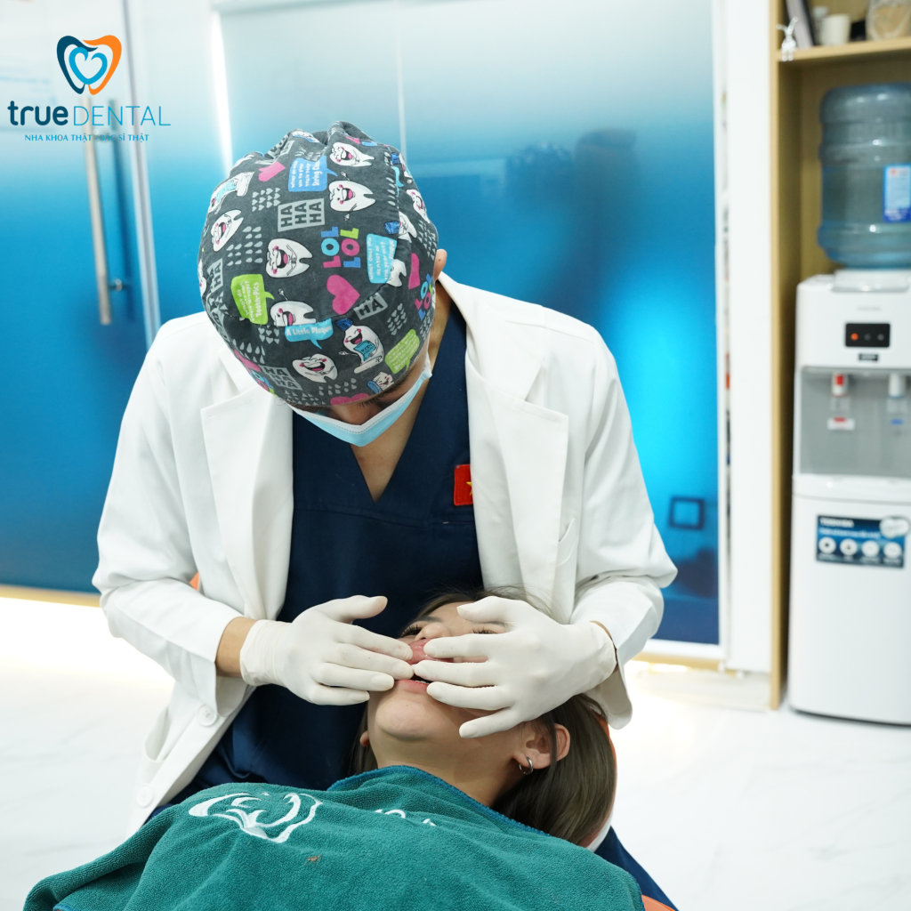 Răng bị xỉn màu do nguyên nhân gì và cách khắc phục ra sao? 1 Bác sĩ Đỗ Thái Vĩnh Lai giải đáp răng bị xỉn màu do nguyên nhân gì
